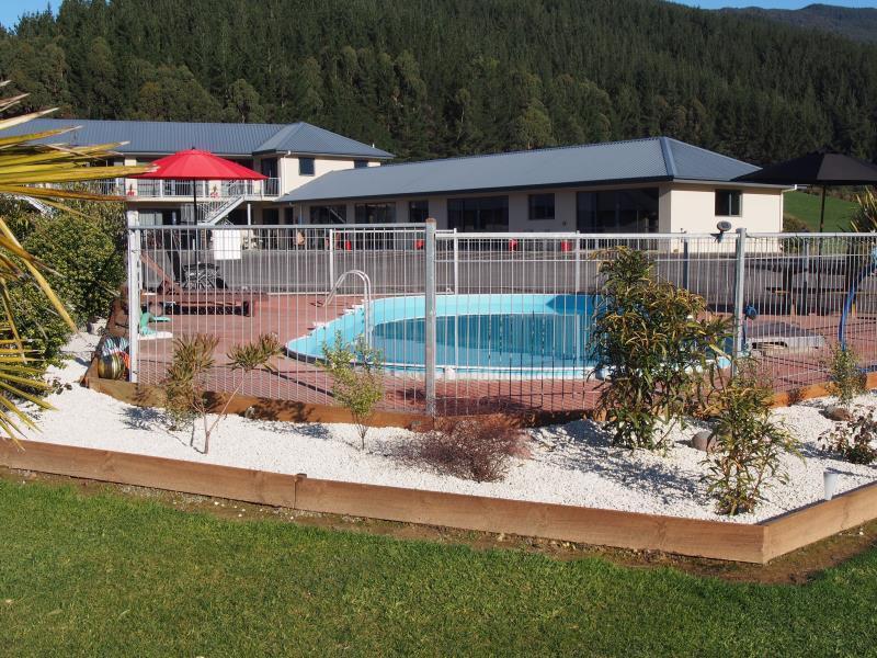Linkwater Motel And Backpackers Екстер'єр фото