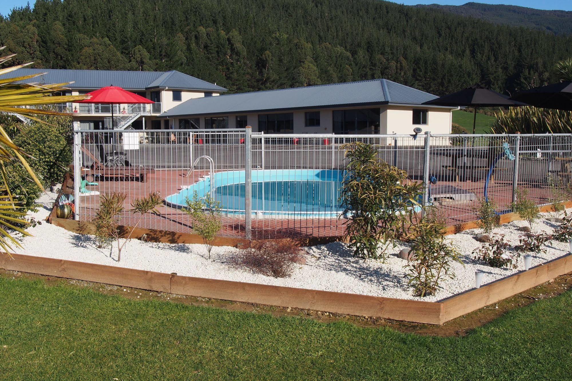 Linkwater Motel And Backpackers Екстер'єр фото